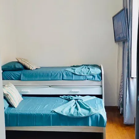 Cozy 2 Bedroom Flat 5 Minutes Walk From Station Apartment Genoa