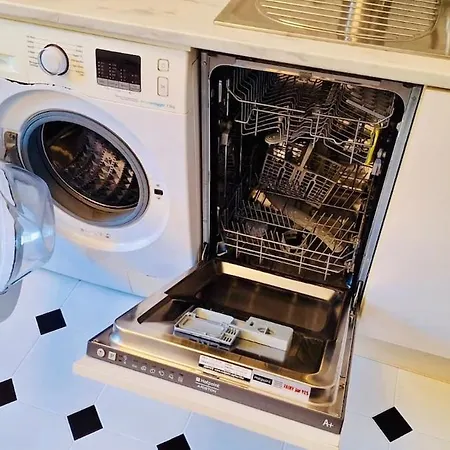 Cozy 2 Bedroom Flat 5 Minutes Walk From Station Genua