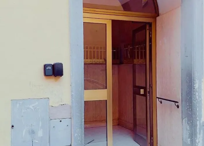 Cozy 2 Bedroom Flat 5 Minutes Walk From Station Lägenhet