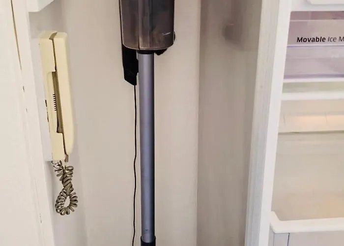 Cozy 2 Bedroom Flat 5 Minutes Walk From Station ג'נובה