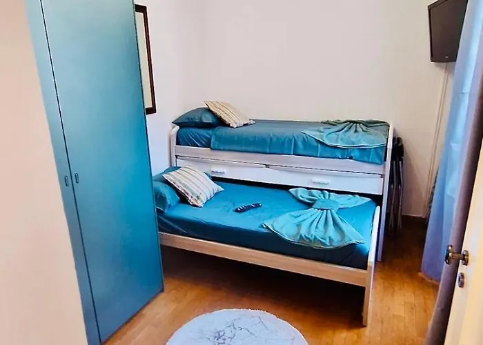 Cozy 2 Bedroom Flat 5 Minutes Walk From Station דירה *
