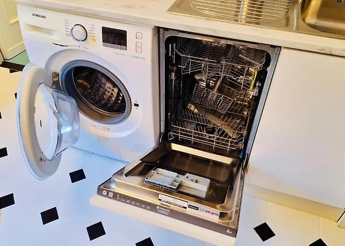 Cozy 2 Bedroom Flat 5 Minutes Walk From Station ג'נובה
