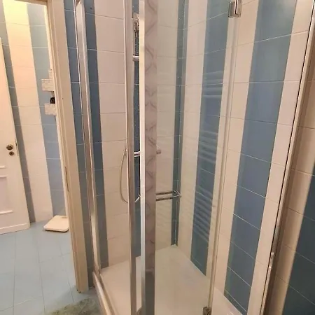 Cozy 2 Bedroom Flat 5 Minutes Walk From Station Appartement Gênes