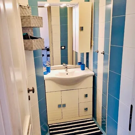 Cozy 2 Bedroom Flat 5 Minutes Walk From Station Appartement Gênes
